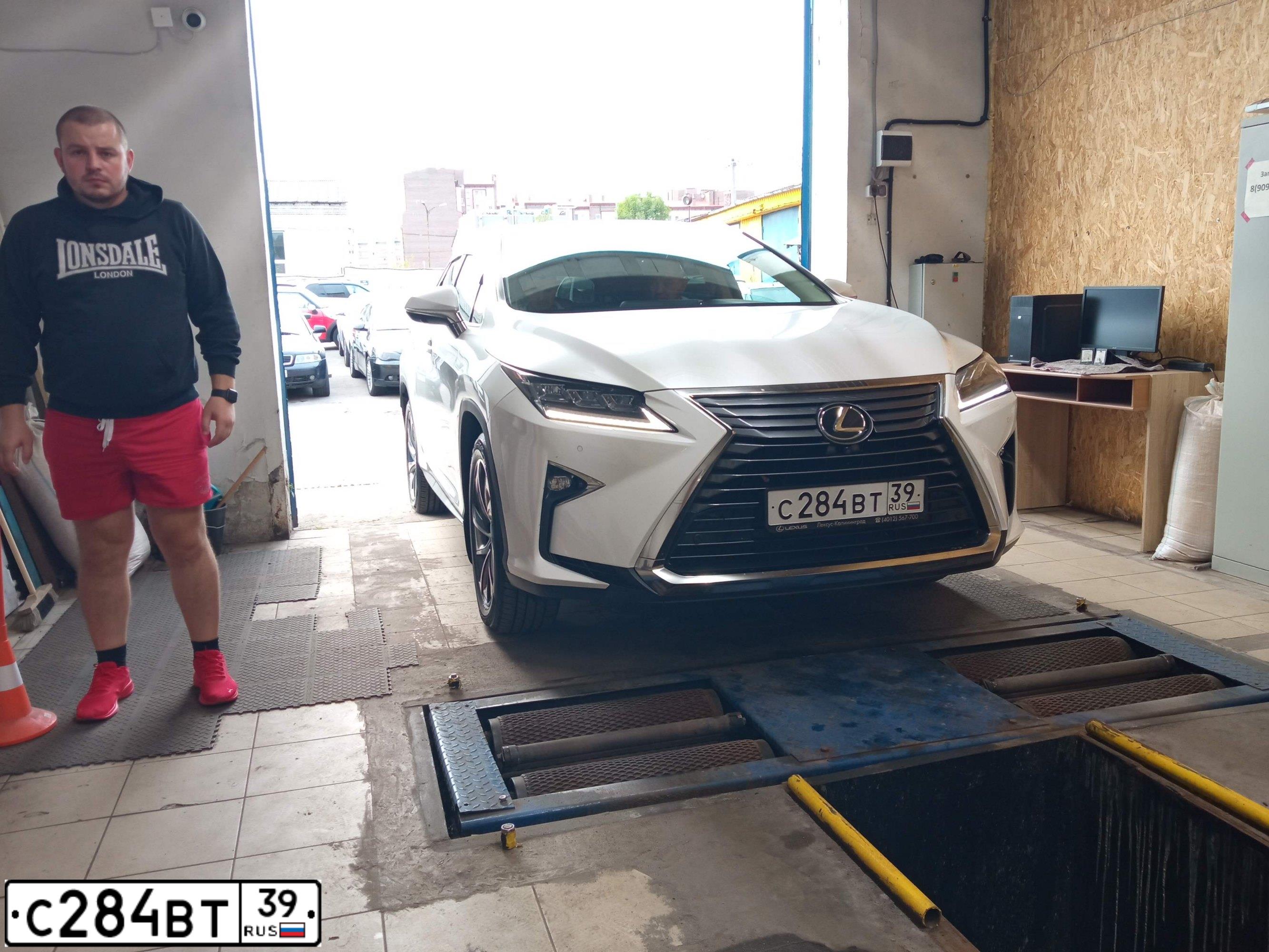 Фото автомобиля LEXUS RX, 2019 — госномер С284ВТ39. Цвет: БЕЛЫЙ