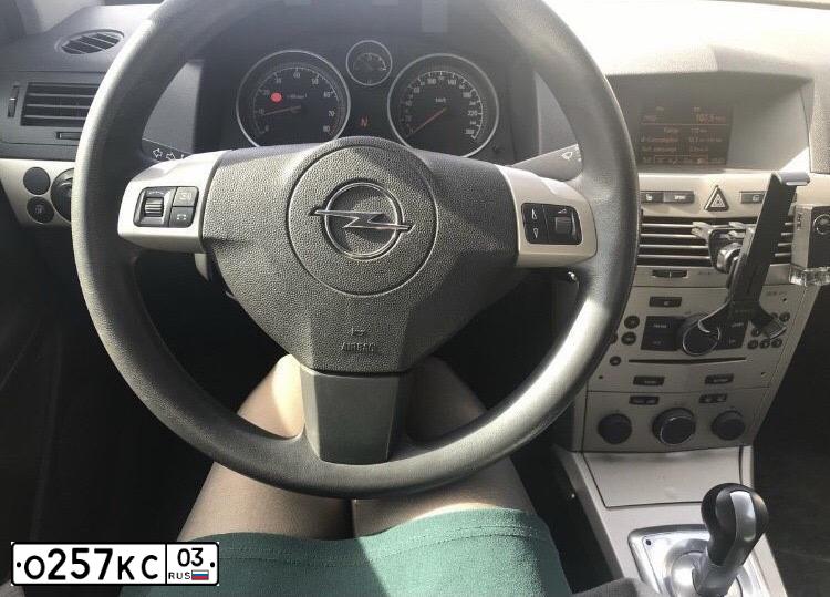 Фото автомобиля OPEL ASTRA, 2008 — госномер Т704НА198. Цвет: ЧЕРНЫЙ
