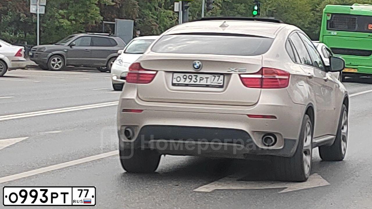 Фото автомобиля BMW X6, 2013 — госномер О993РТ77. Цвет: БЕЖЕВЫЙ