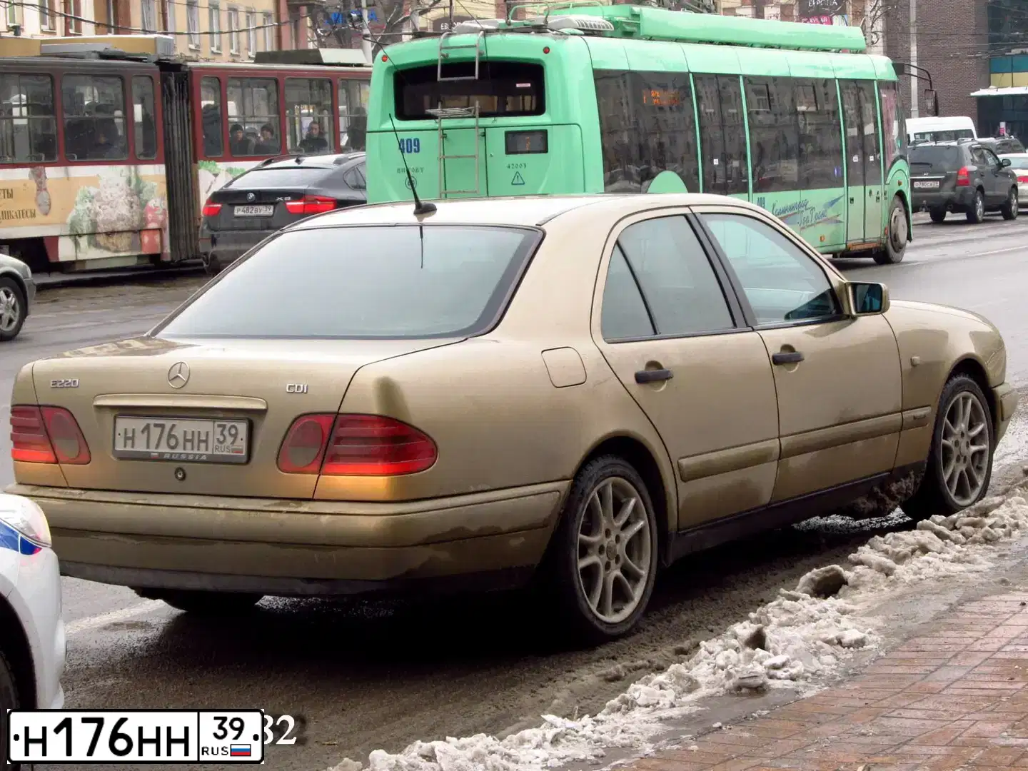 Фото автомобиля MERCEDES E-KLASSE, 1999 — госномер Н176НН39. Цвет: ЗОЛОТИСТЫЙ