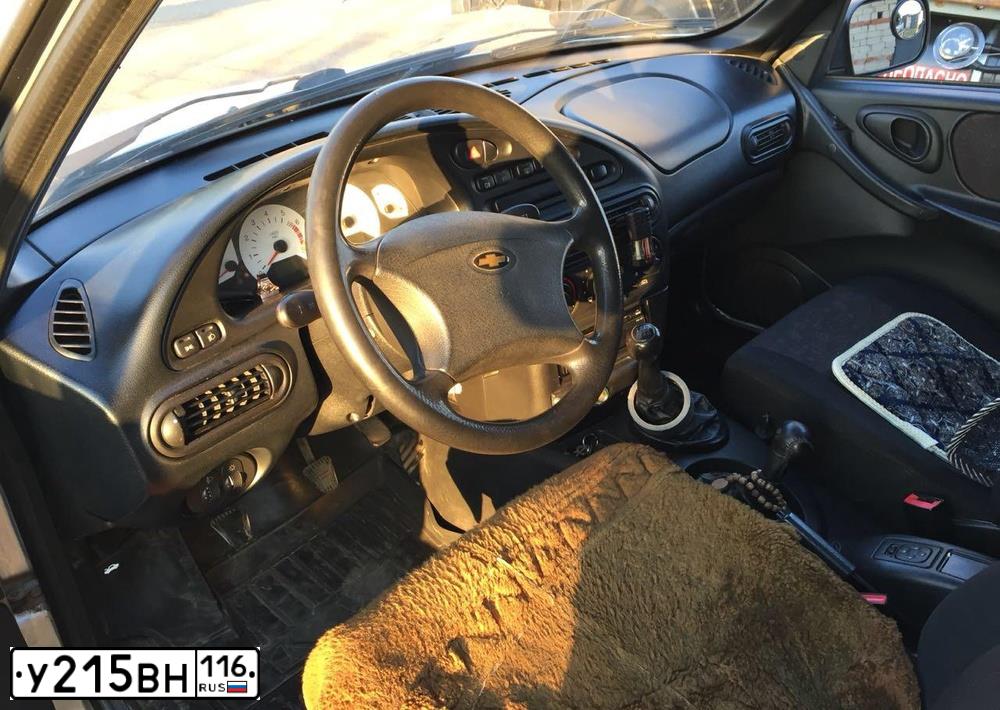 Фото автомобиля CHEVROLET NIVA, 2008 — госномер Е301ХТ116. Цвет: СВЕТЛО-СЕРЕБРИСТЫЙ  МЕТАЛЛИК