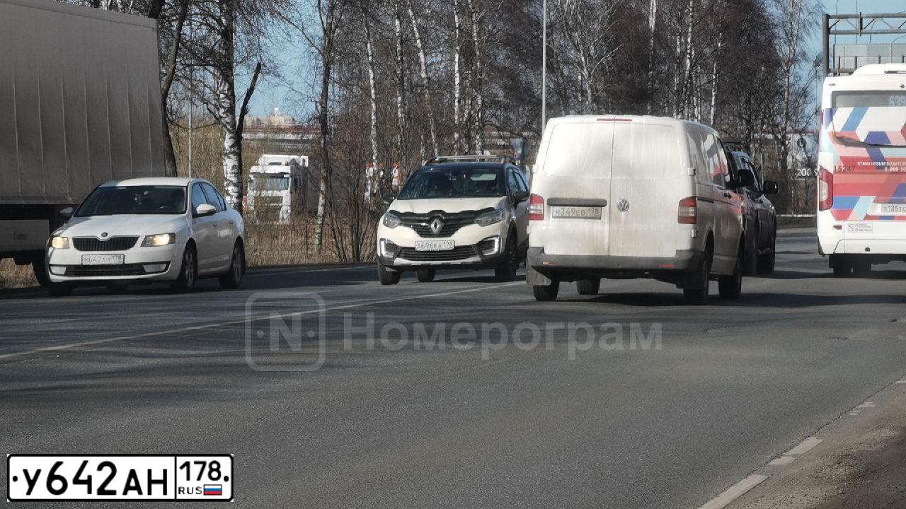 Фото автомобиля SKODA OCTAVIA, 2013 — госномер У642АН178. Цвет: БЕЛЫЙ