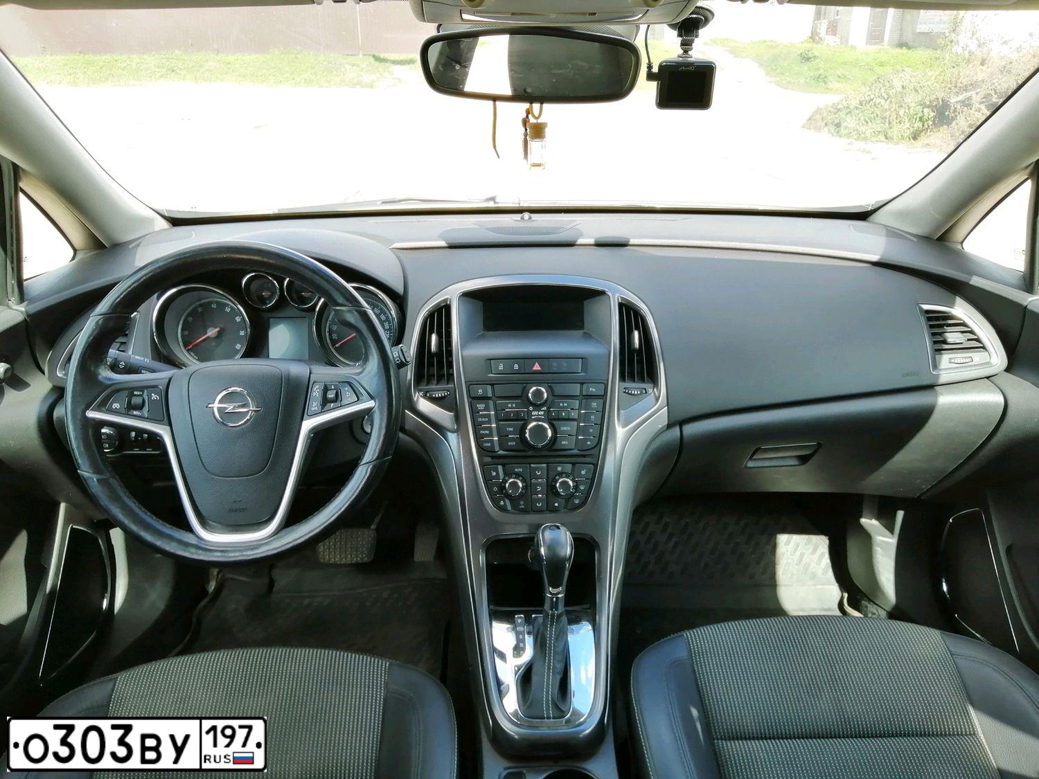 Фото автомобиля OPEL ASTRA, 2010 — госномер Х821ТК152. Цвет: Белый