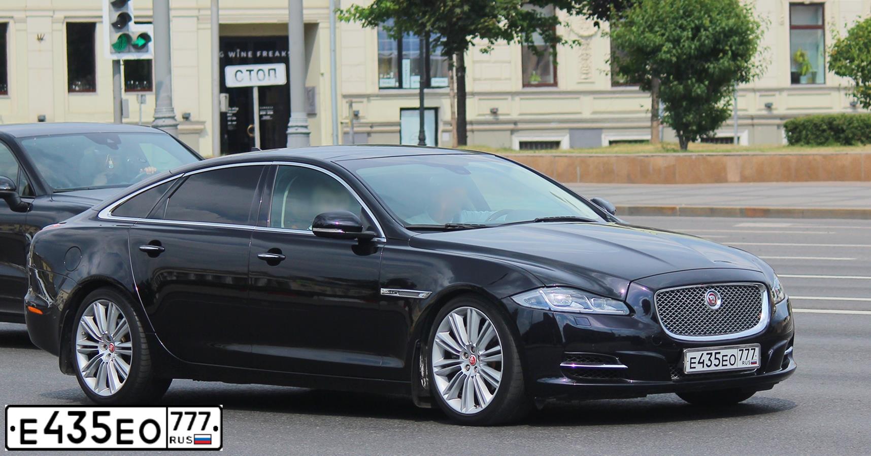 Фото автомобиля JAGUAR XJ-SERIE, 2014 — госномер Е435ЕО777. Цвет: ЧЕРНЫЙ