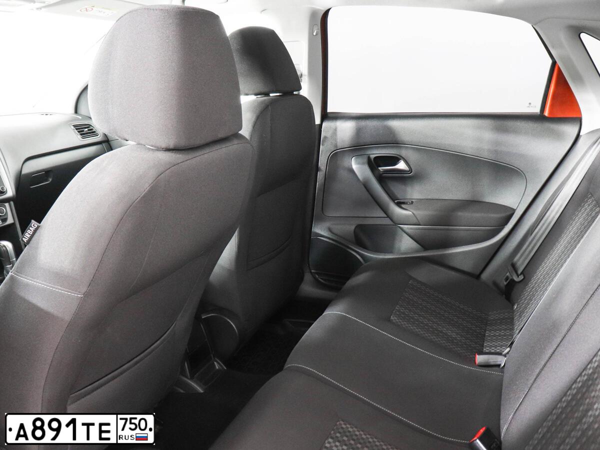 Фото автомобиля VOLKSWAGEN POLO, 2018 — госномер Е093АВ550. Цвет: ОРАНЖЕВО-КРАСНЫЙ