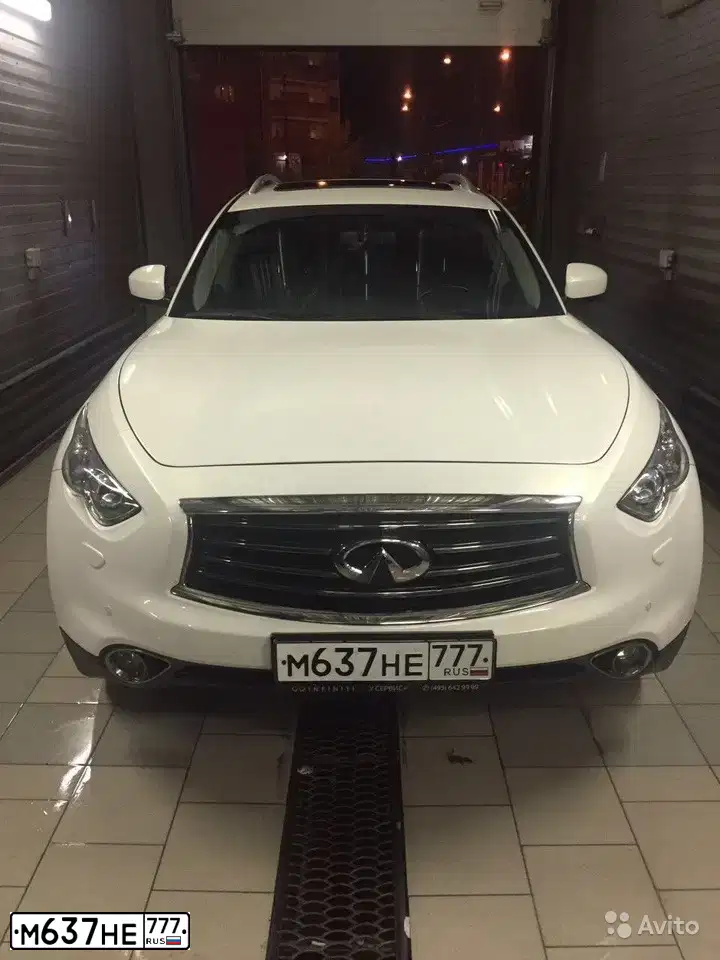 Фото автомобиля INFINITI QX70 /FX/, 2014 — госномер А728НУ51. Цвет: БЕЛЫЙ