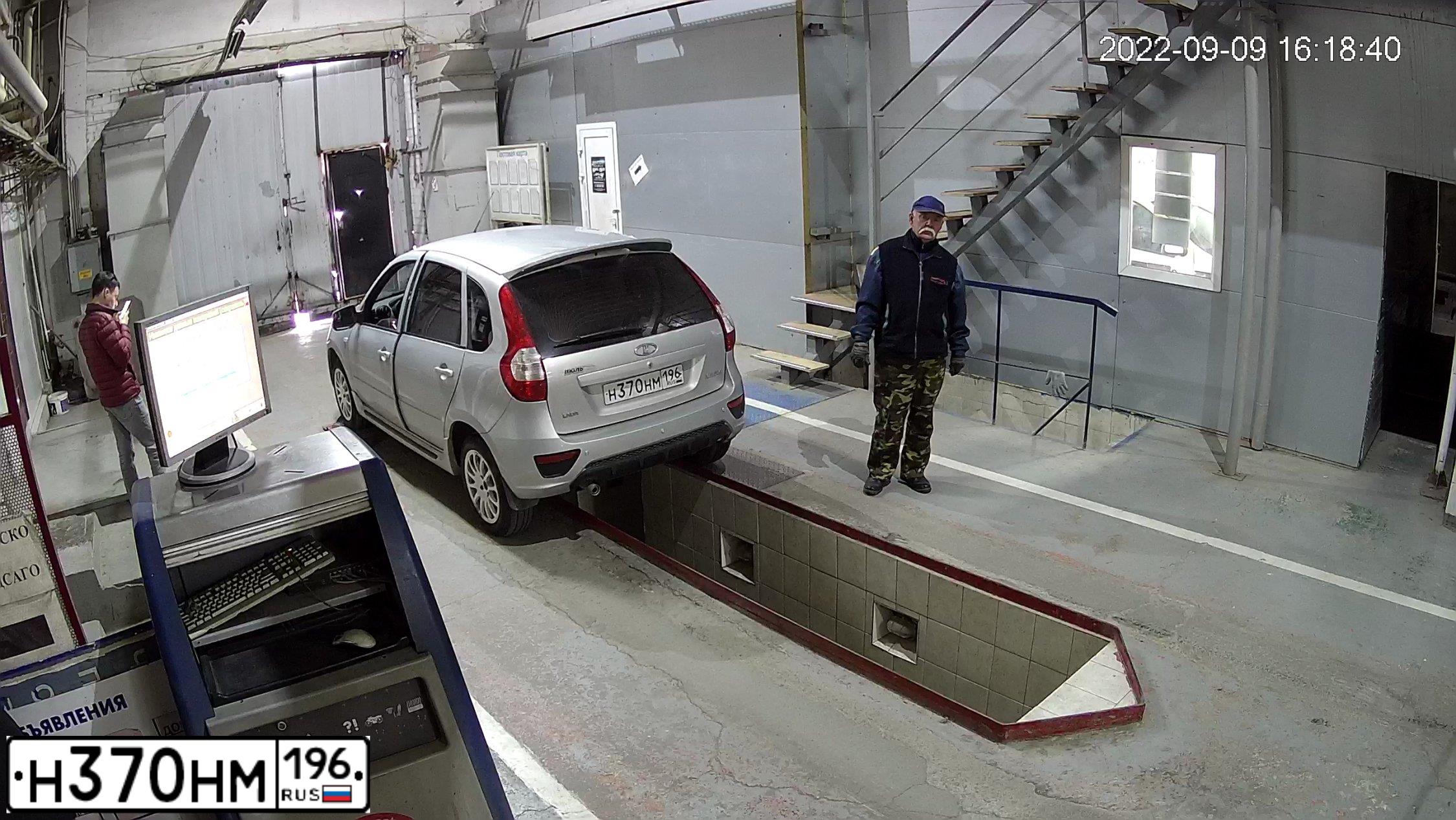 Фото автомобиля LADA 2192 KALINA, 2013 — госномер О454СН196. Цвет: СВЕТЛО-СЕРЫЙ