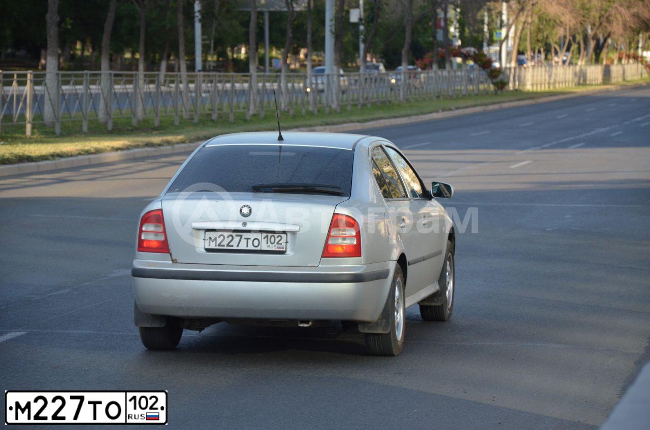 Фото автомобиля SKODA OCTAVIA, 2005 — госномер Е020МЕ156. Цвет: Серебристый