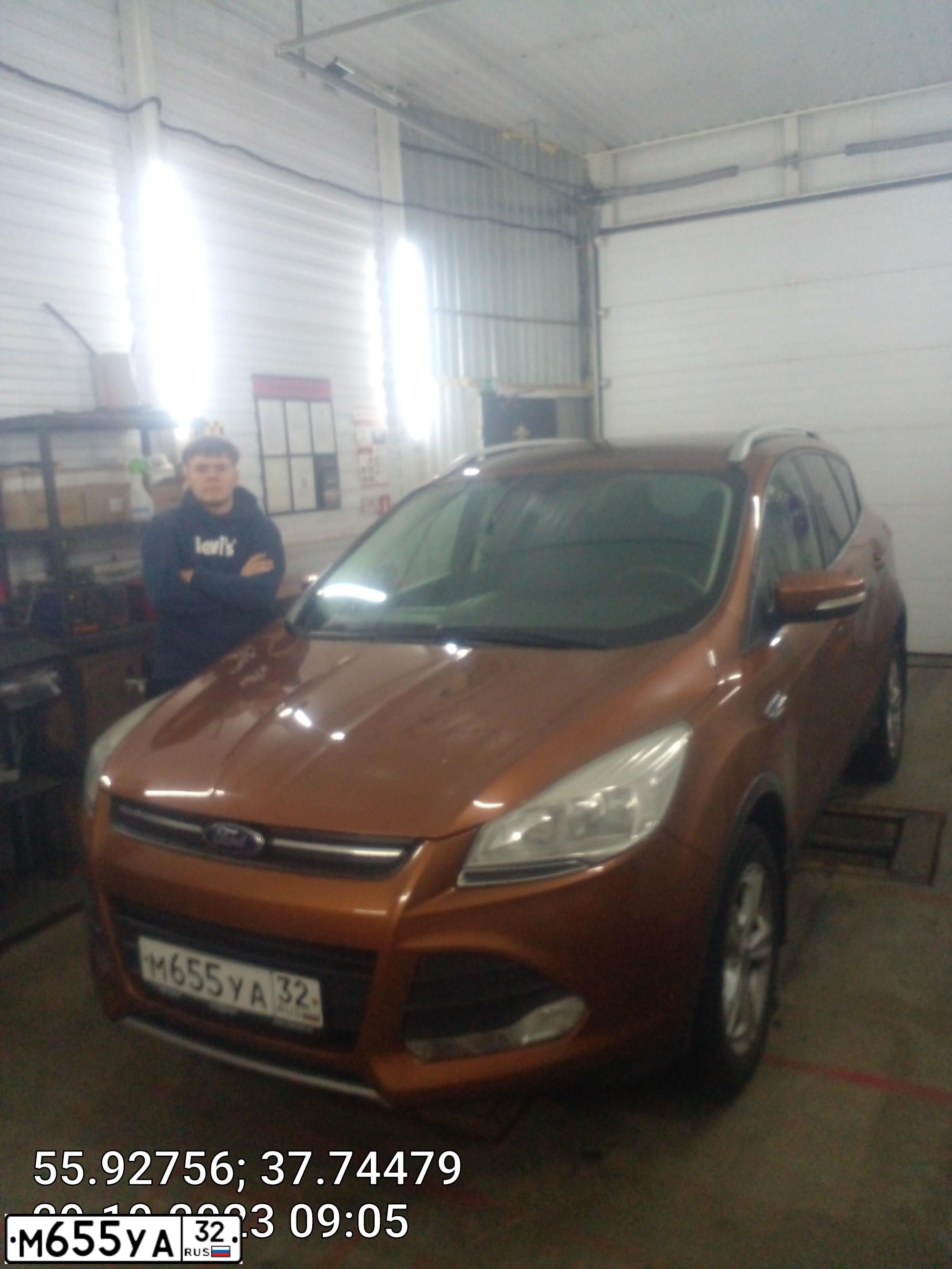 Фото автомобиля FORD KUGA, 2014 — госномер М655УА32. Цвет: КОРИЧНЕВЫЙ