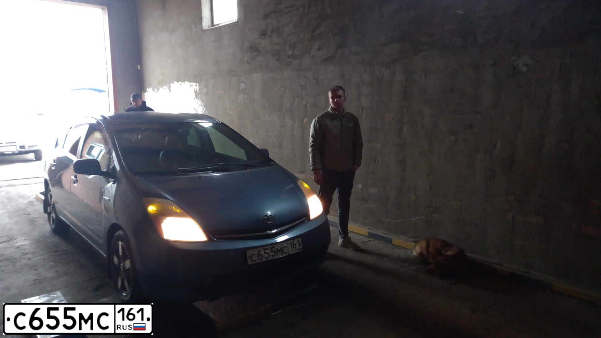 Фото автомобиля TOYOTA PRIUS, 2008 — госномер В227ОР161. Цвет: синий