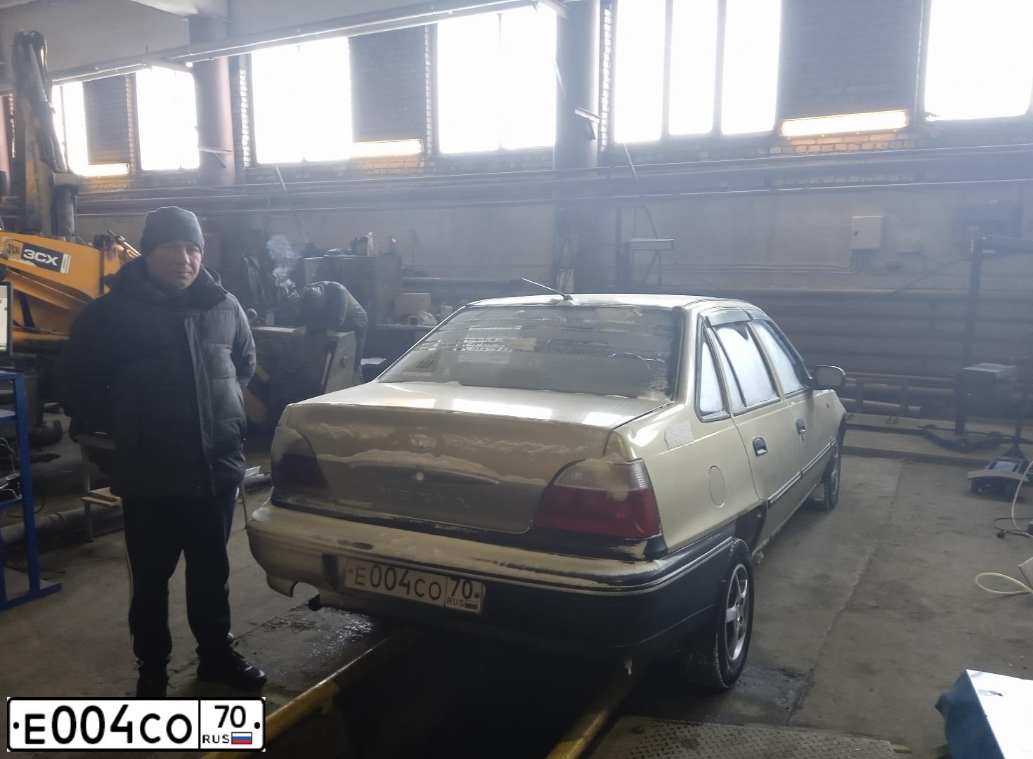Фото автомобиля DAEWOO NEXIA, 2007 — госномер Е004СО70. Цвет: ПЕСОЧНЫЙ