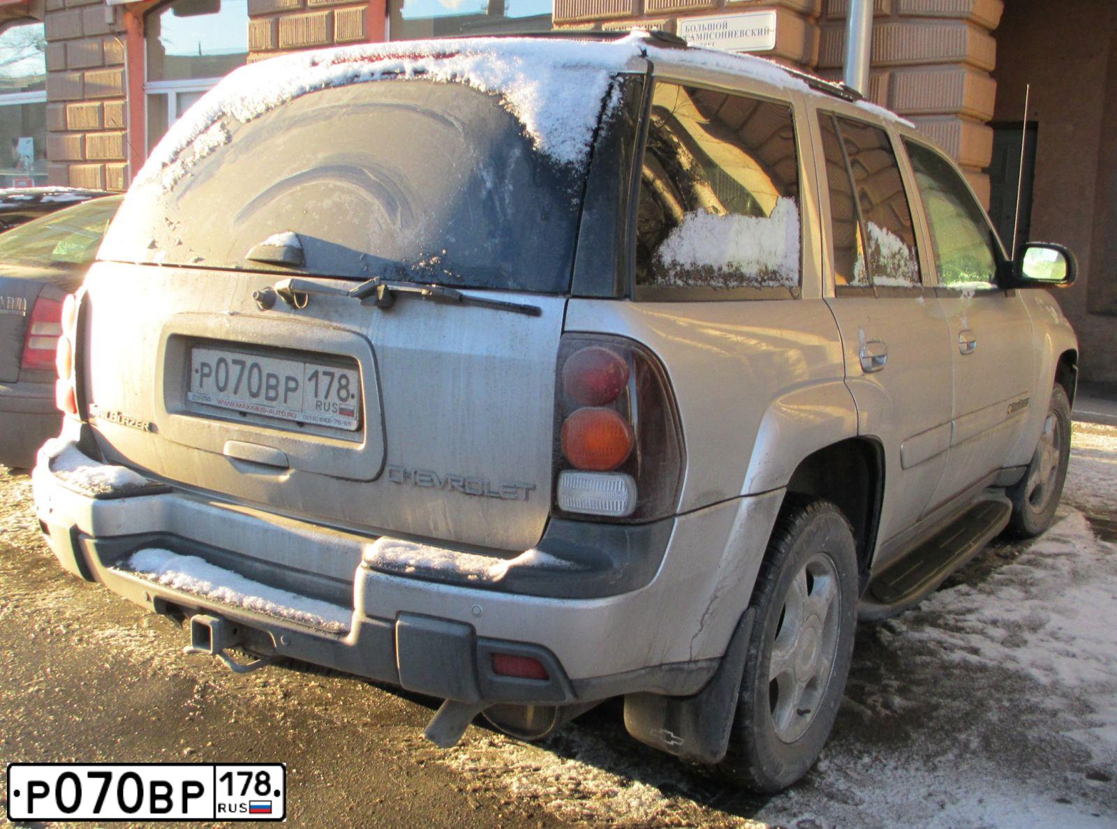 Фото автомобиля CHEVROLET TRAILBLAZER, 2003 — госномер Р070ВР178. Цвет: СЕРЕБРИСТЫЙ