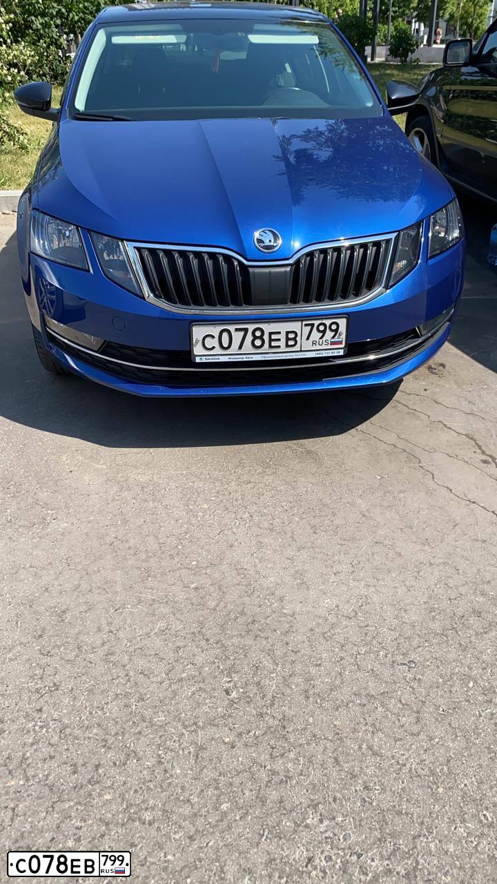 Фото автомобиля SKODA OCTAVIA, 2018 — госномер С078ЕВ799. Цвет: ЯРКО-СИНИЙ