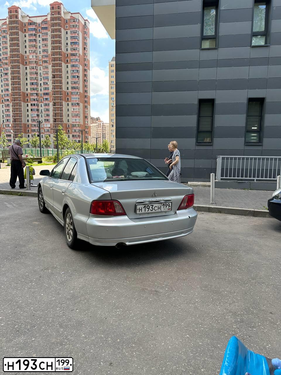 Фото автомобиля MITSUBISHI GALANT, 2002 — госномер Н193СН199. Цвет: СЕРЫЙ СВЕТЛЫЙ