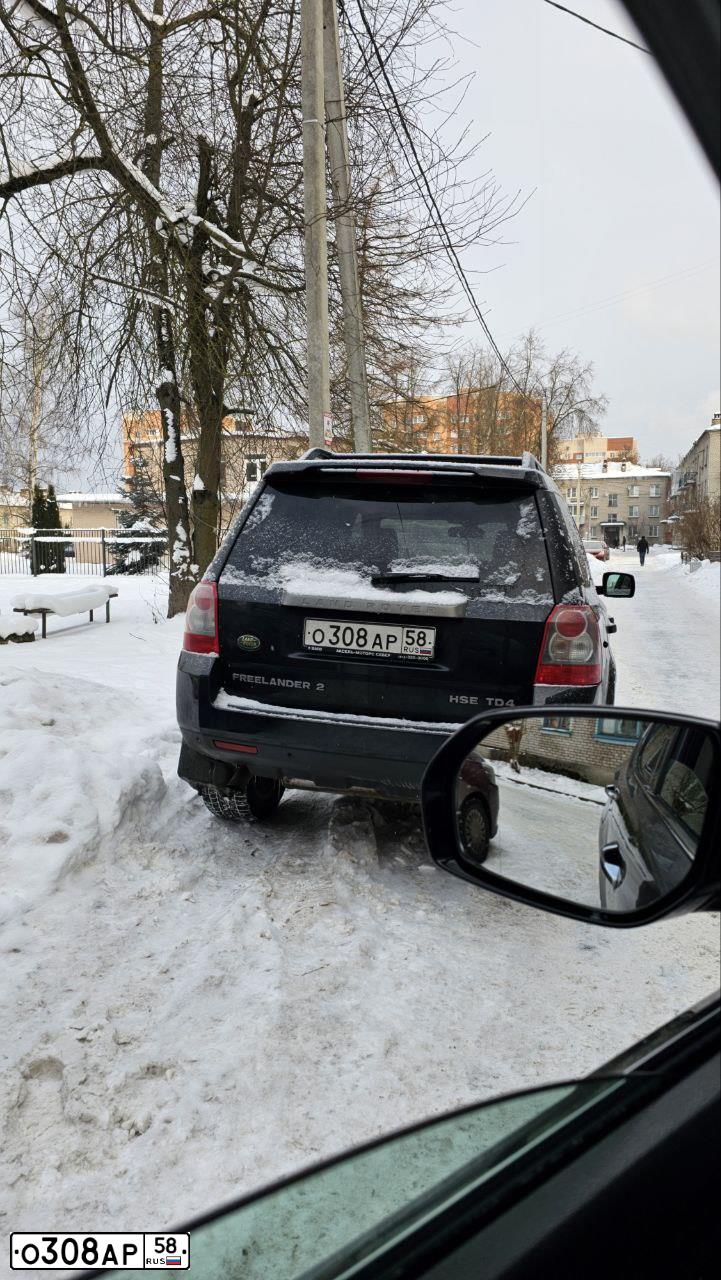 Фото автомобиля LANDROVER FREELANDER, 2007 — госномер О308АР58. Цвет: ЧЕРНЫЙ