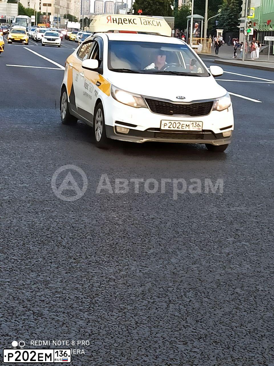 Фото автомобиля KIA RIO, 2016 — госномер М795СВ67. Цвет: БЕЛЫЙ-ЖЕЛТЫЙ-СЕРЫЙ