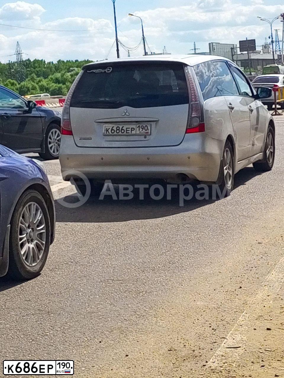 Фото автомобиля MITSUBISHI GRANDIS, 2008 — госномер К686ЕР190. Цвет: СЕРЕБРИСТЫЙ