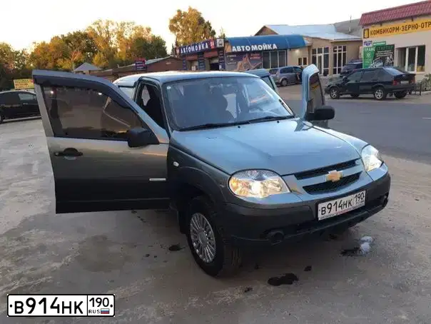 Фото автомобиля CHEVROLET NIVA, 2011 — госномер М945ТВ134. Цвет: СЕРЫЙ ТЕМНЫЙ