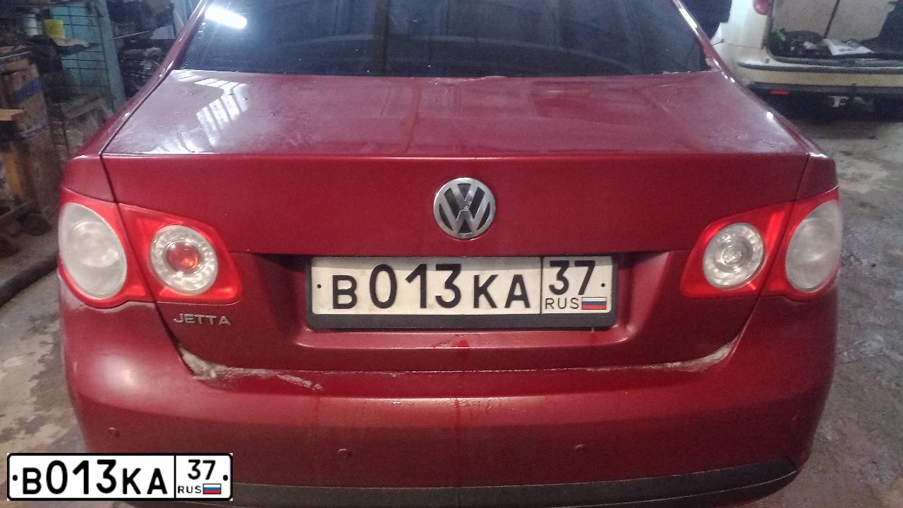 Фото автомобиля VOLKSWAGEN JETTA, 2008 — госномер В013КА37. Цвет: ВИШНЕВЫЙ