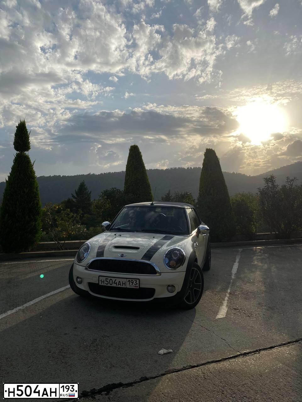 Фото автомобиля MINI COOPER, 2010 — госномер О711МН196. Цвет: Белый