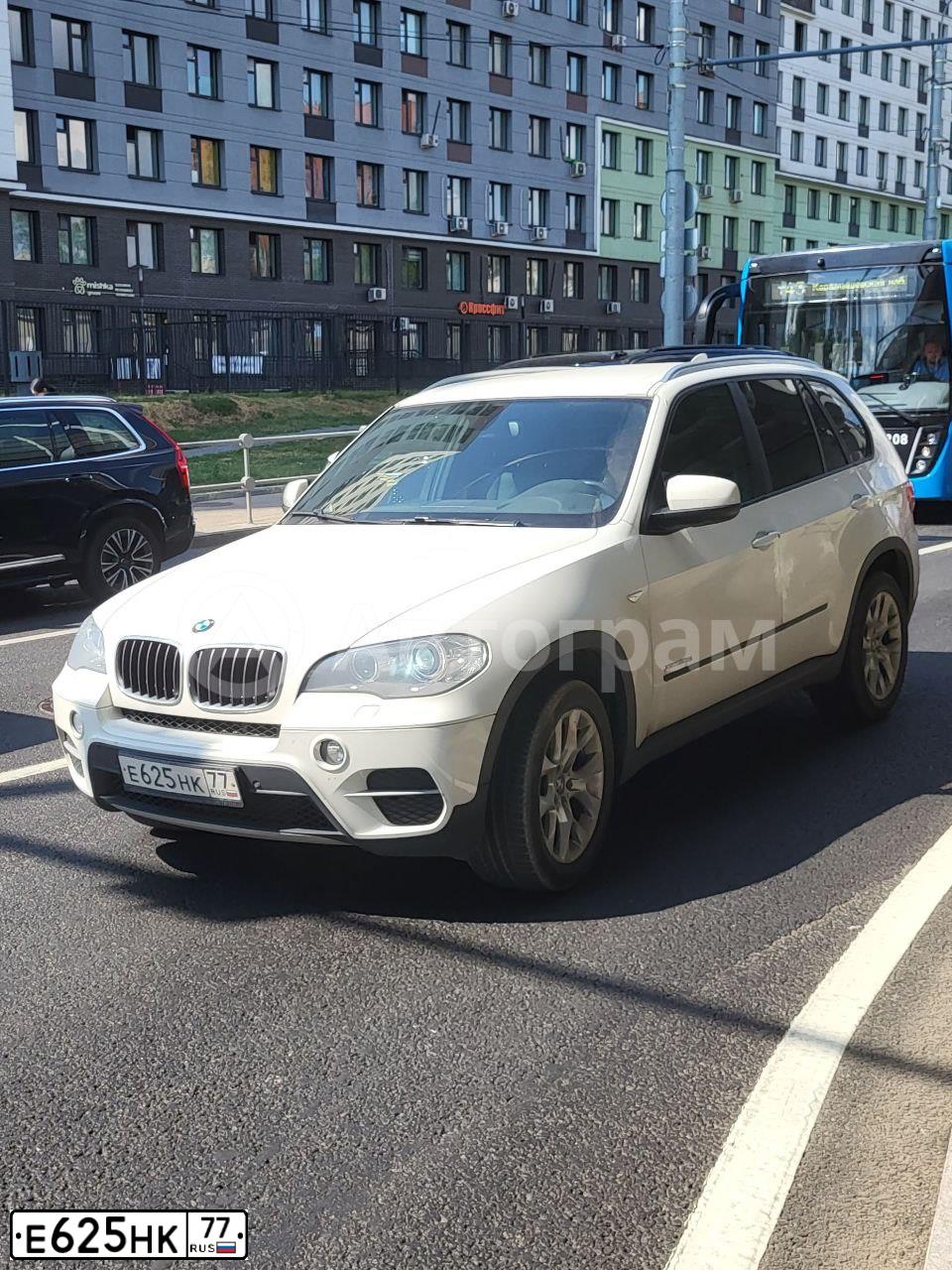 Фото автомобиля BMW X5, 2012 — госномер К640КН977. Цвет: Белый