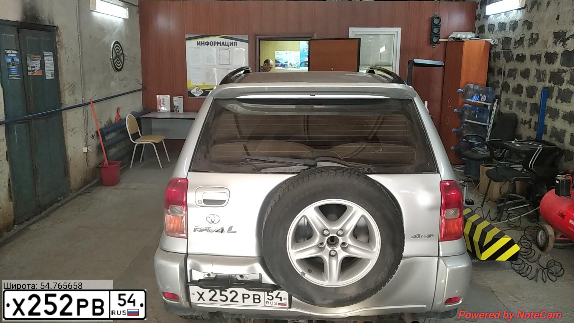Фото автомобиля TOYOTA RAV4, 2002 — госномер Х252РВ54. Цвет: БЕЛЫЙ СЕРЕБРИСТЫЙ
