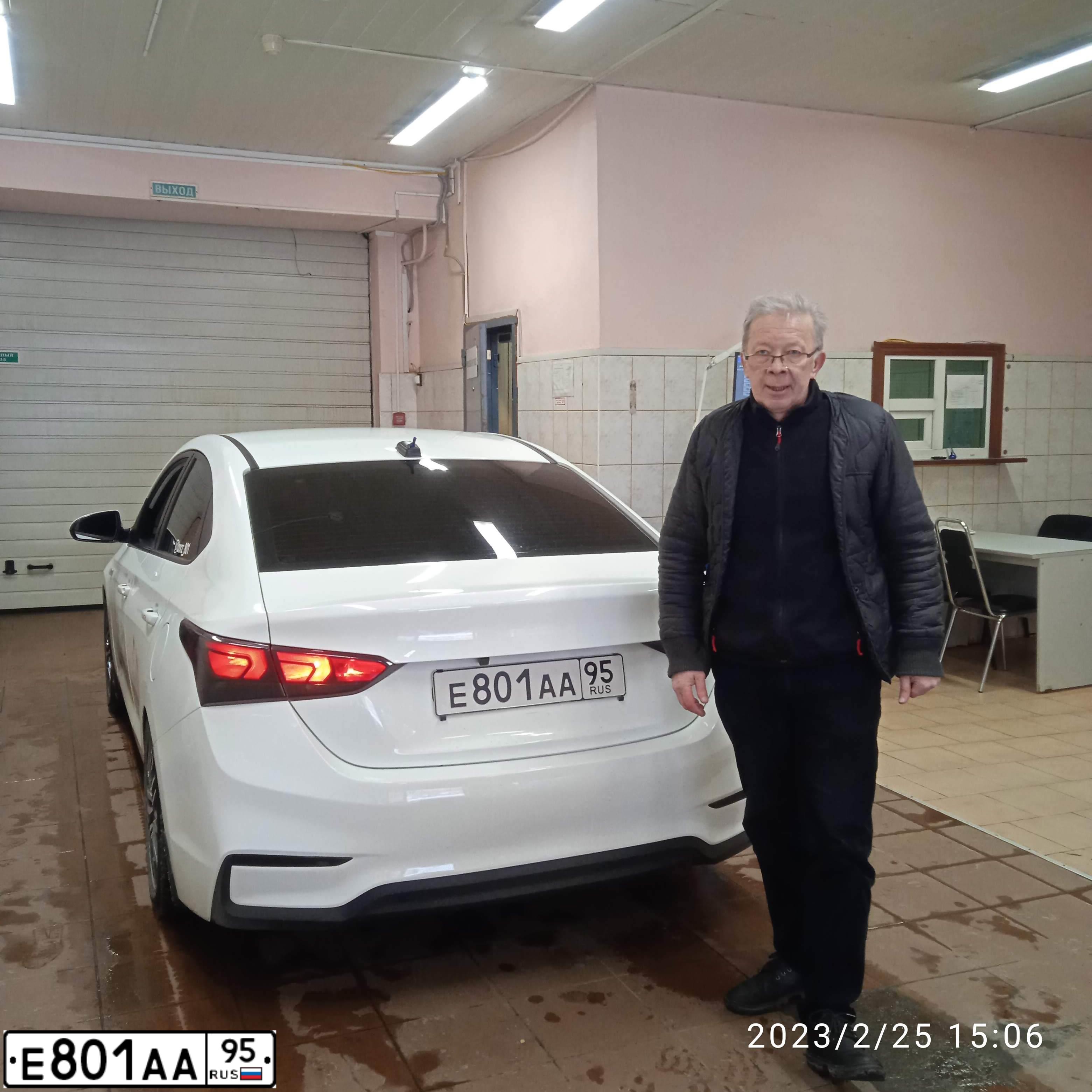 Фото автомобиля HYUNDAI SOLARIS, 2018 — госномер Е801АА95. Цвет: Белый