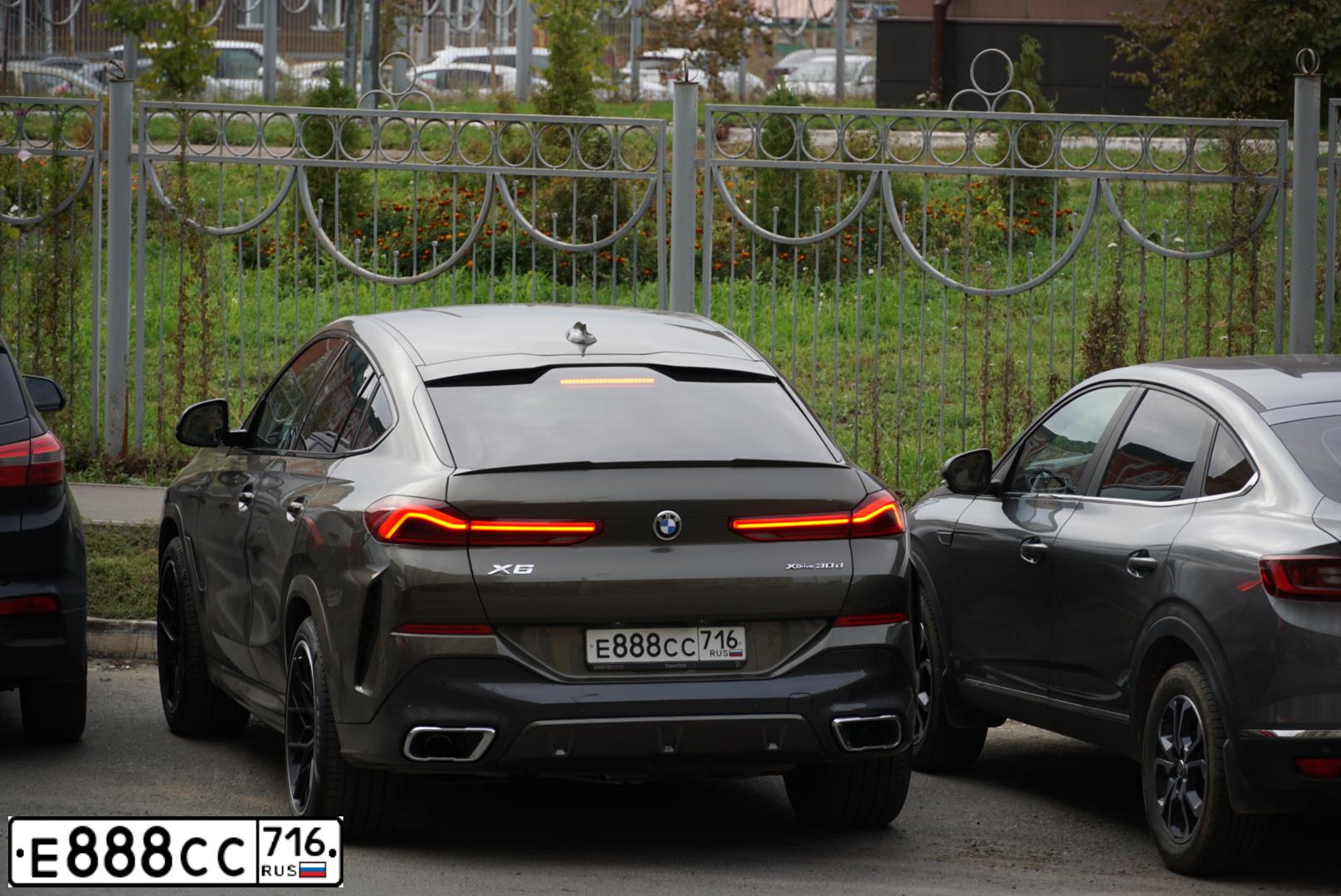 Фото автомобиля BMW X6, 2020 — госномер Р140КУ27. Цвет: ЗЕЛЕНЫЙ