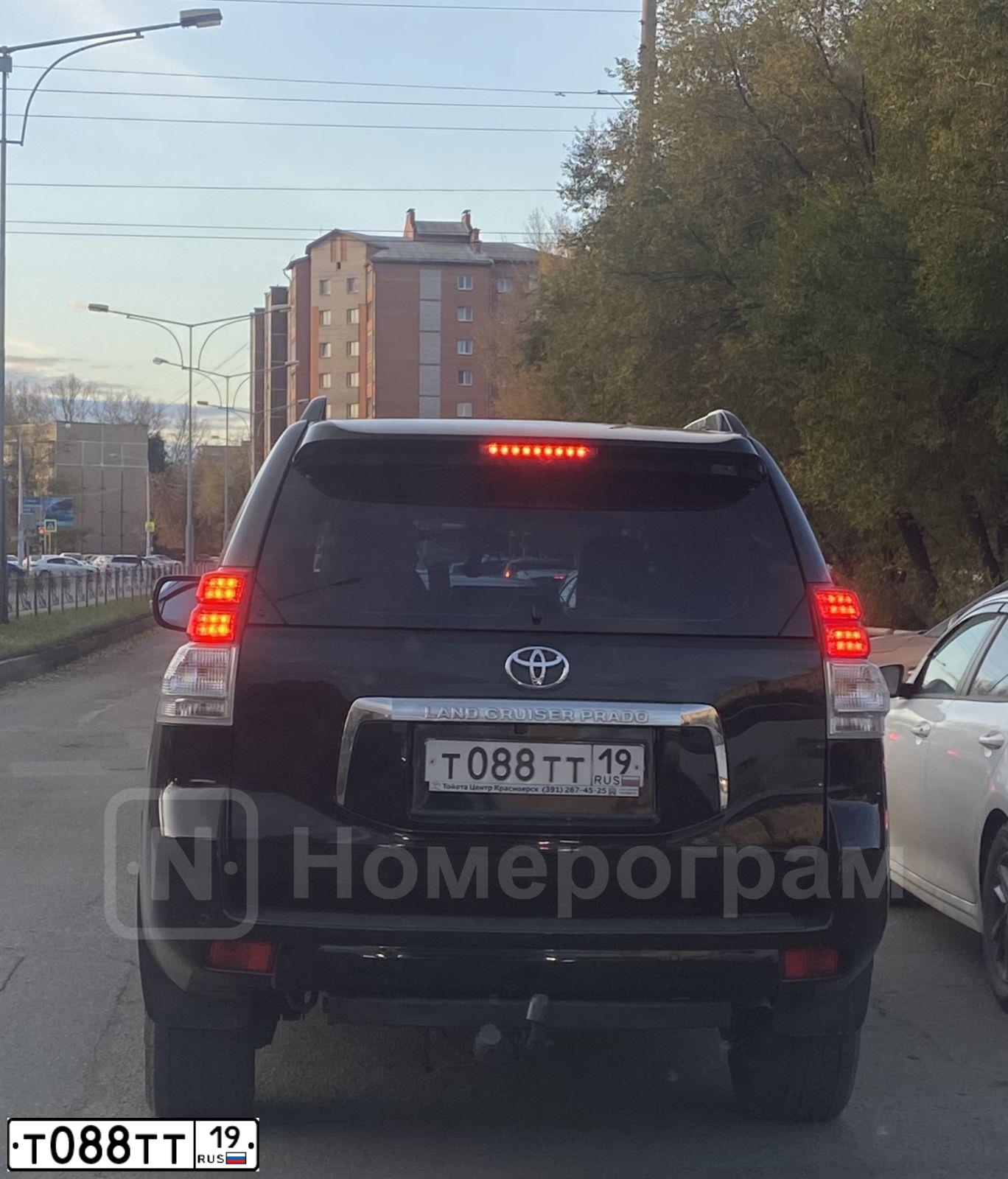 Фото автомобиля TOYOTA LANDCRUISER, 2004 — госномер Т088ТТ19. Цвет: серебристый