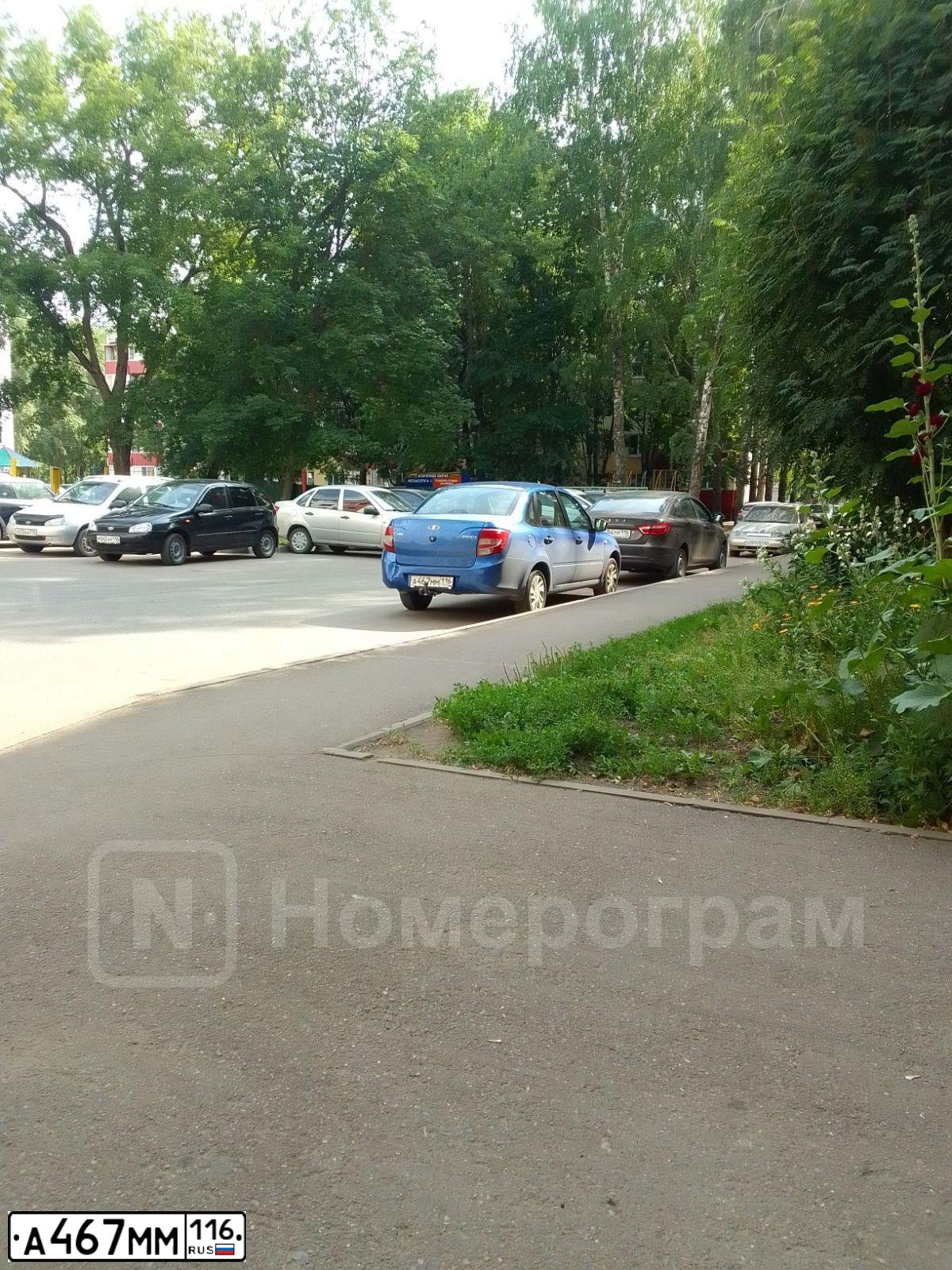 Фото автомобиля LADA 2190 GRANTA, 2017 — госномер А467ММ116. Цвет: ЯРКО-СИНИЙ