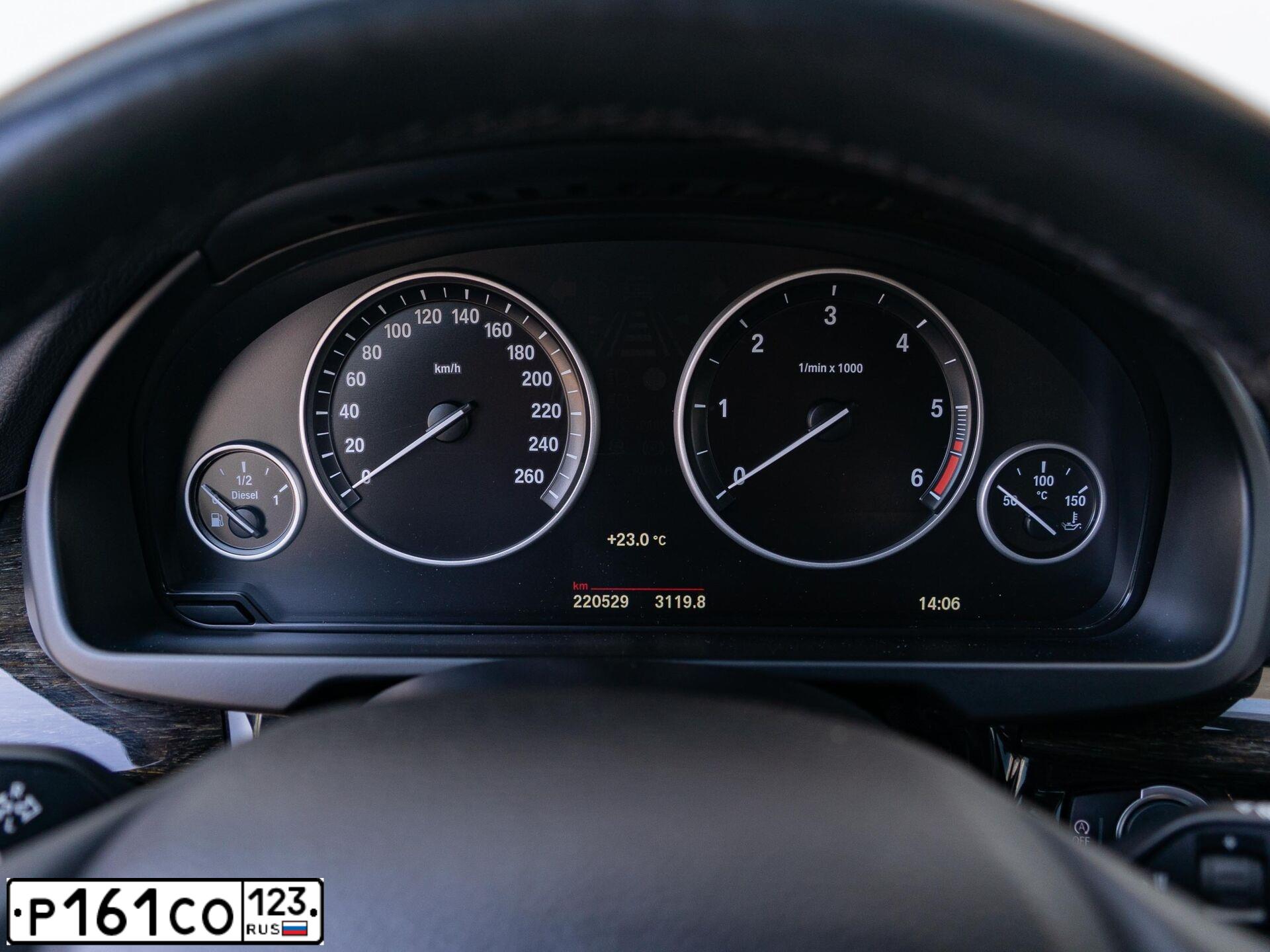 Фото автомобиля BMW X5, 2016 — госномер Р161СО123. Цвет: БЕЛЫЙ МЕТАЛЛИК