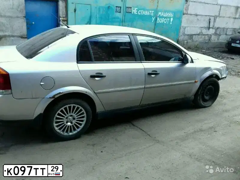 Фото автомобиля OPEL VECTRA, 2004 — госномер К097ТТ29. Цвет: СВЕТЛО-СЕРЫЙ