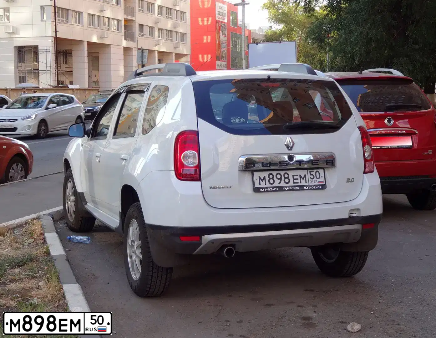 Фото автомобиля RENAULT DUSTER, 2013 — госномер М898ЕМ50. Цвет: БЕЛЫЙ