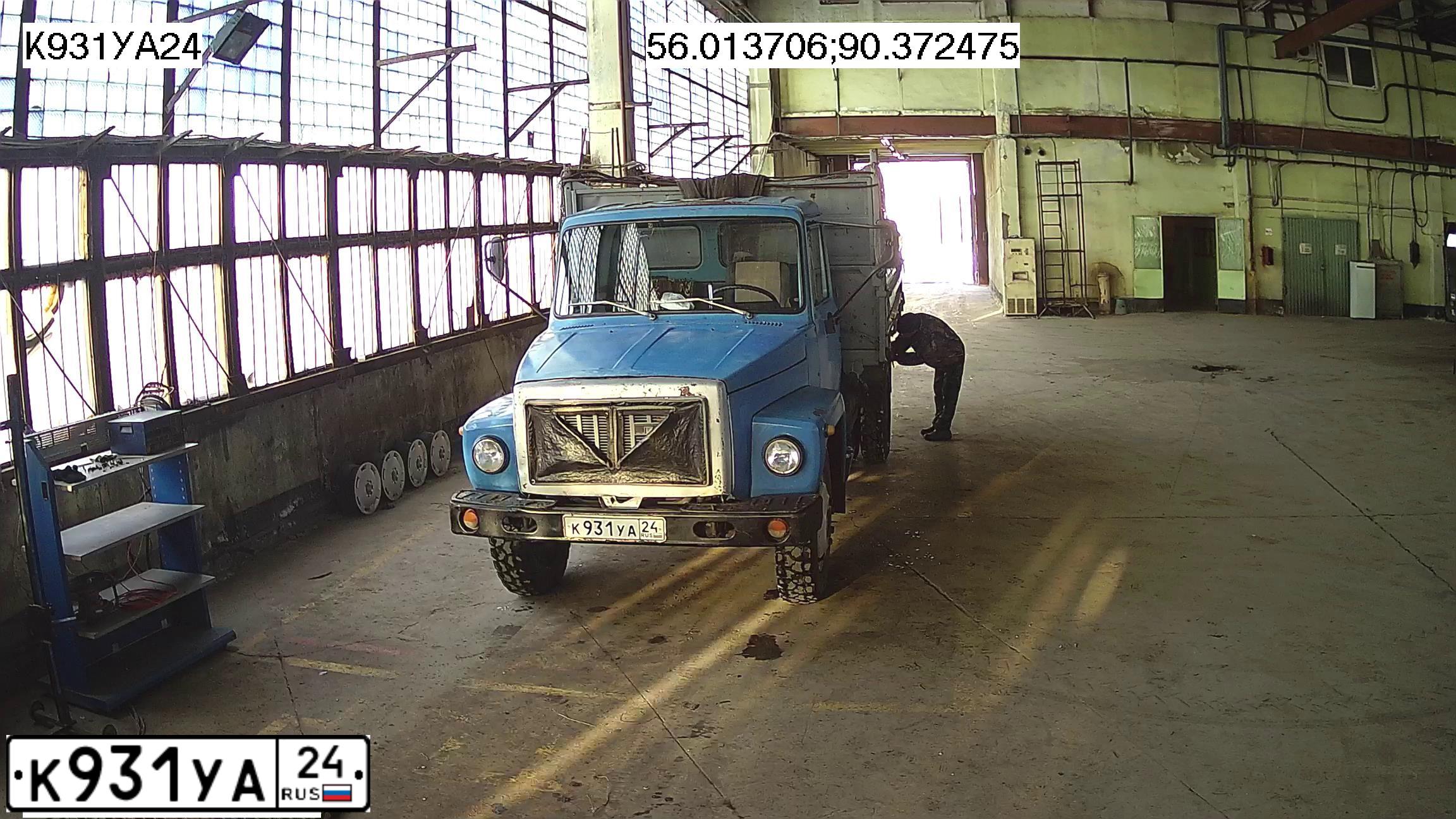 Фото автомобиля GAZ 3307, 1993 — госномер К931УА24. Цвет: синий