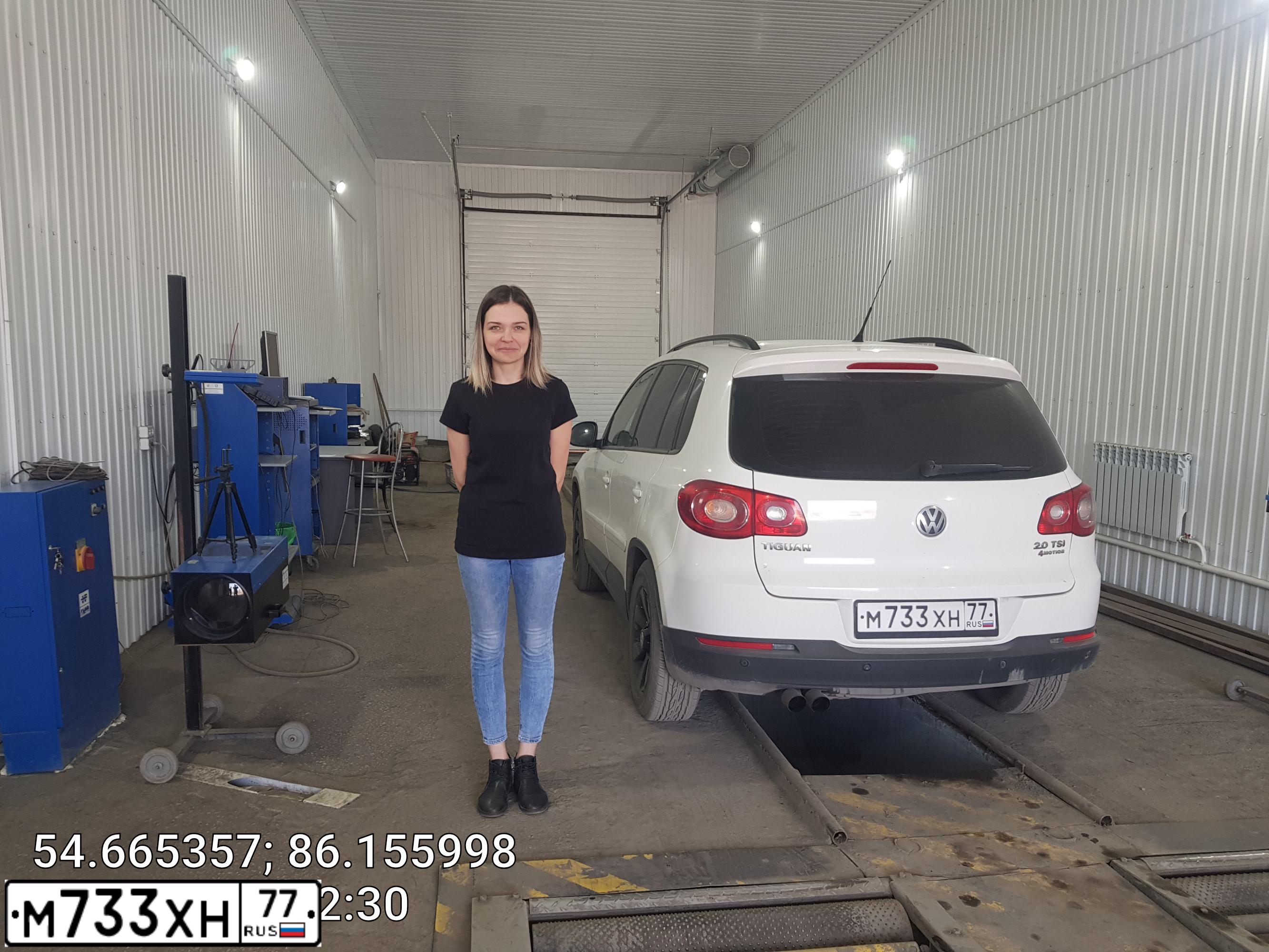 Фото автомобиля VOLKSWAGEN TIGUAN, 2010 — госномер О235МР142. Цвет: Белый