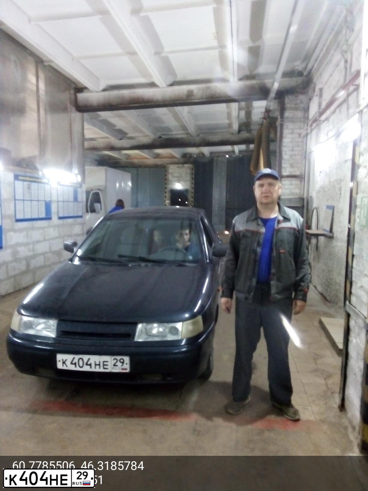 Фото автомобиля LADA 2112, 2008 — госномер М688КК35. Цвет: Сине-Черный
