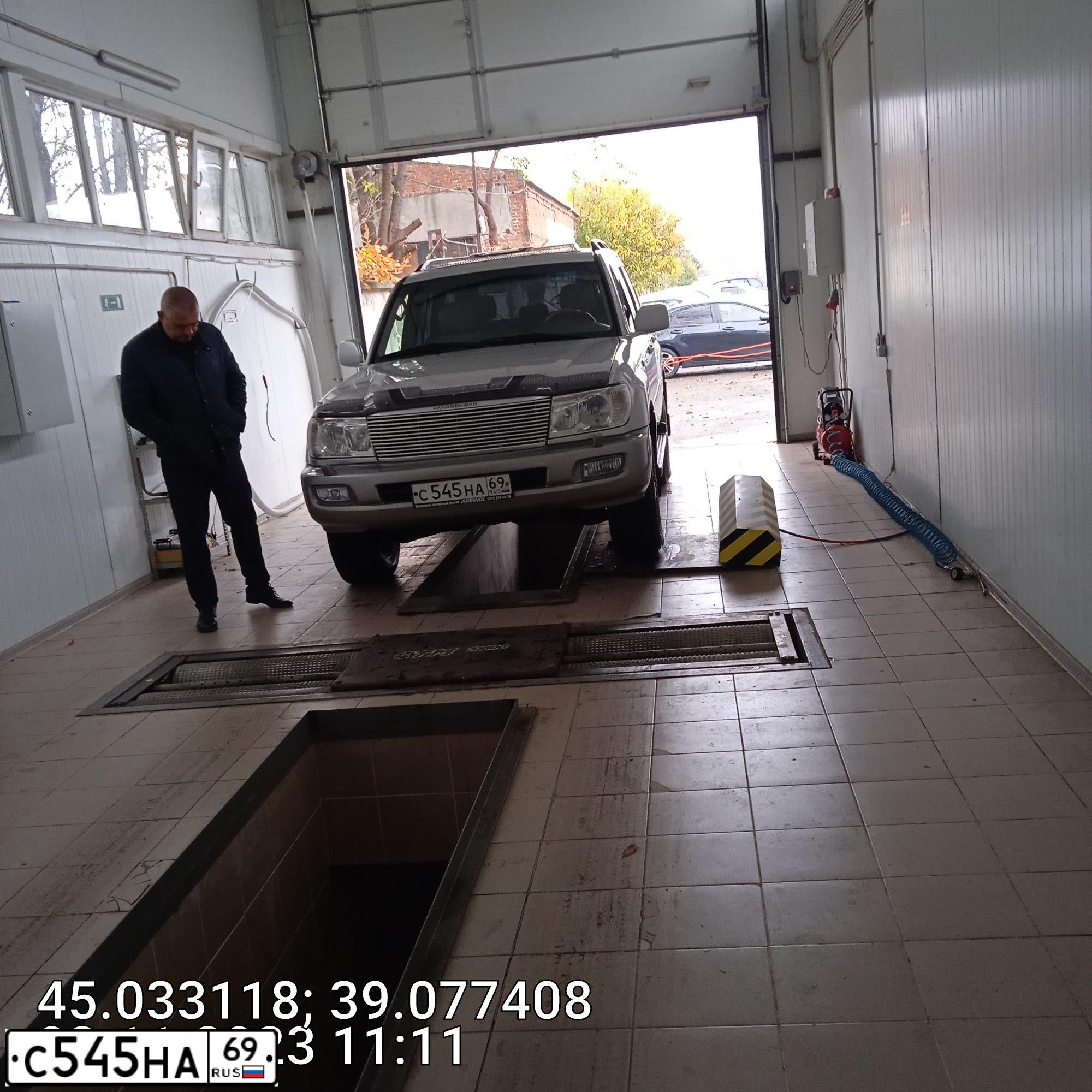 Фото автомобиля TOYOTA LANDCRUISER, 2007 — госномер У868ВВ199. Цвет: Серебристый