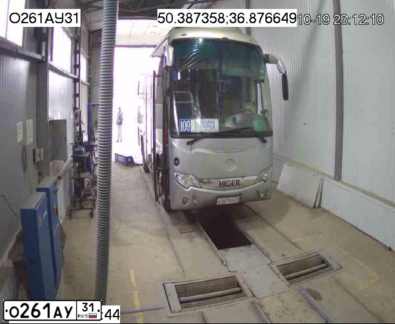 Фото автомобиля HIGER KLQ 6885, 2010 — госномер О261АУ31. Цвет: Серебристый