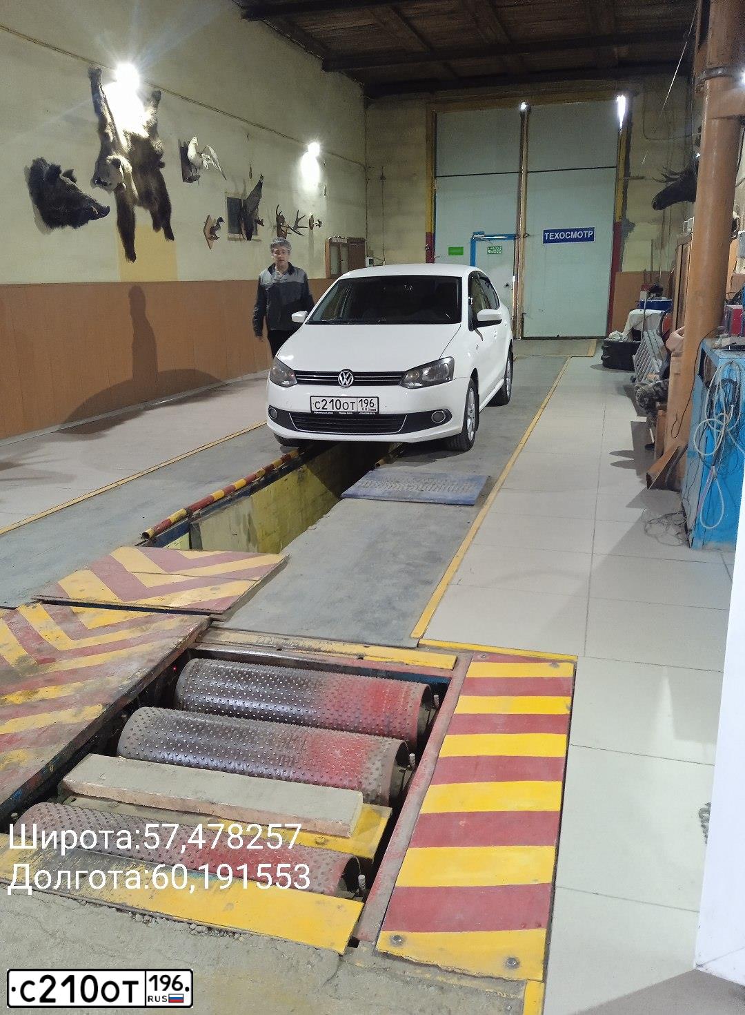 Фото автомобиля VOLKSWAGEN POLO, 2011 — госномер У969ВО96. Цвет: Белый