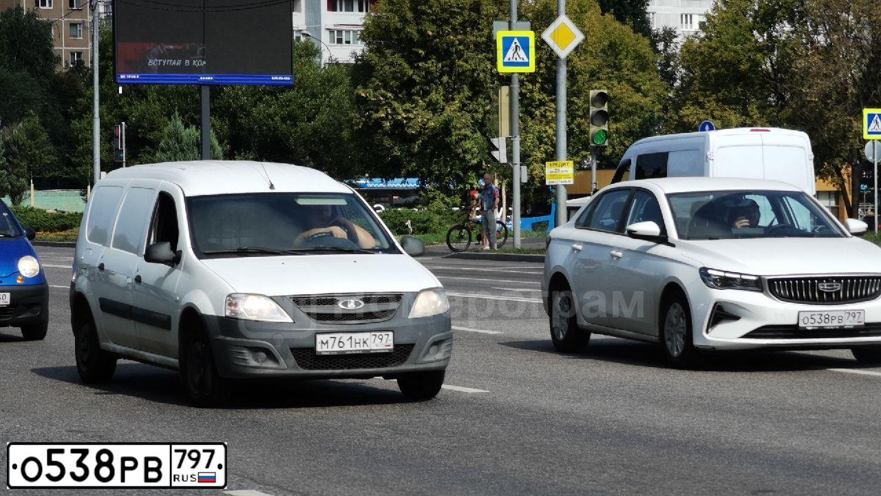 Фото автомобиля GEELY EMGRAND, 2023 — госномер О538РВ797. Цвет: Белый