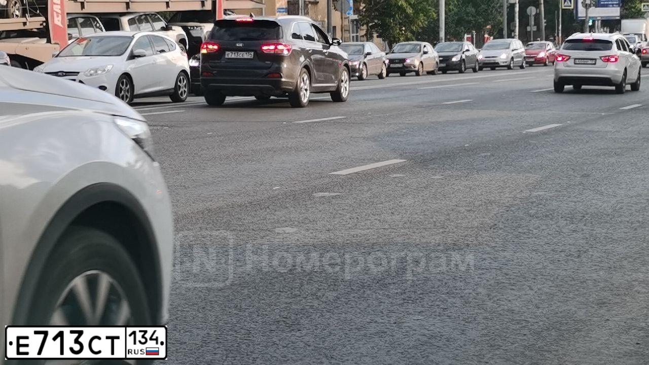 Фото автомобиля HYUNDAI I SONATA, 2019 — госномер Е713СТ134. Цвет: БЕЛЫЙ