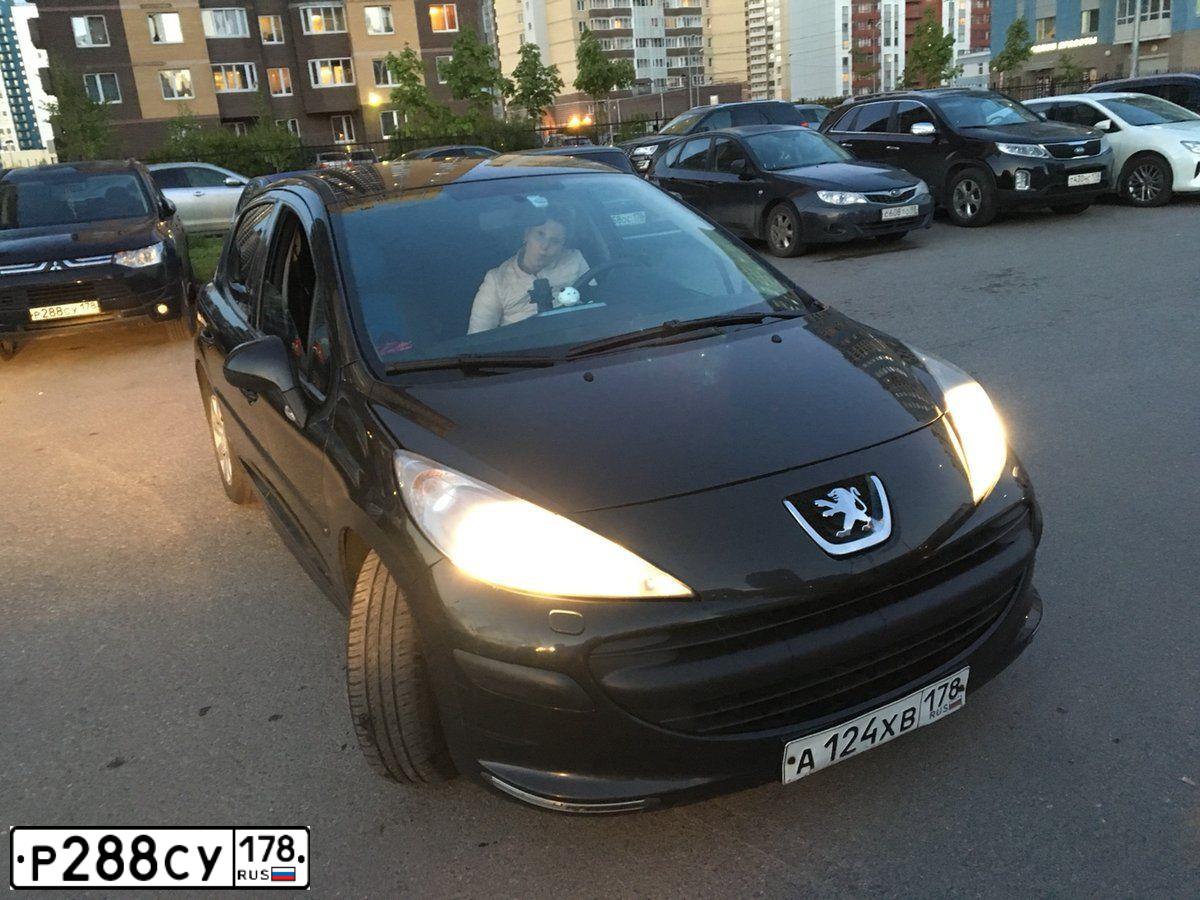 Фото автомобиля MITSUBISHI OUTLANDER, 2013 — госномер Р288СУ178. Цвет: ЧЕРНЫЙ
