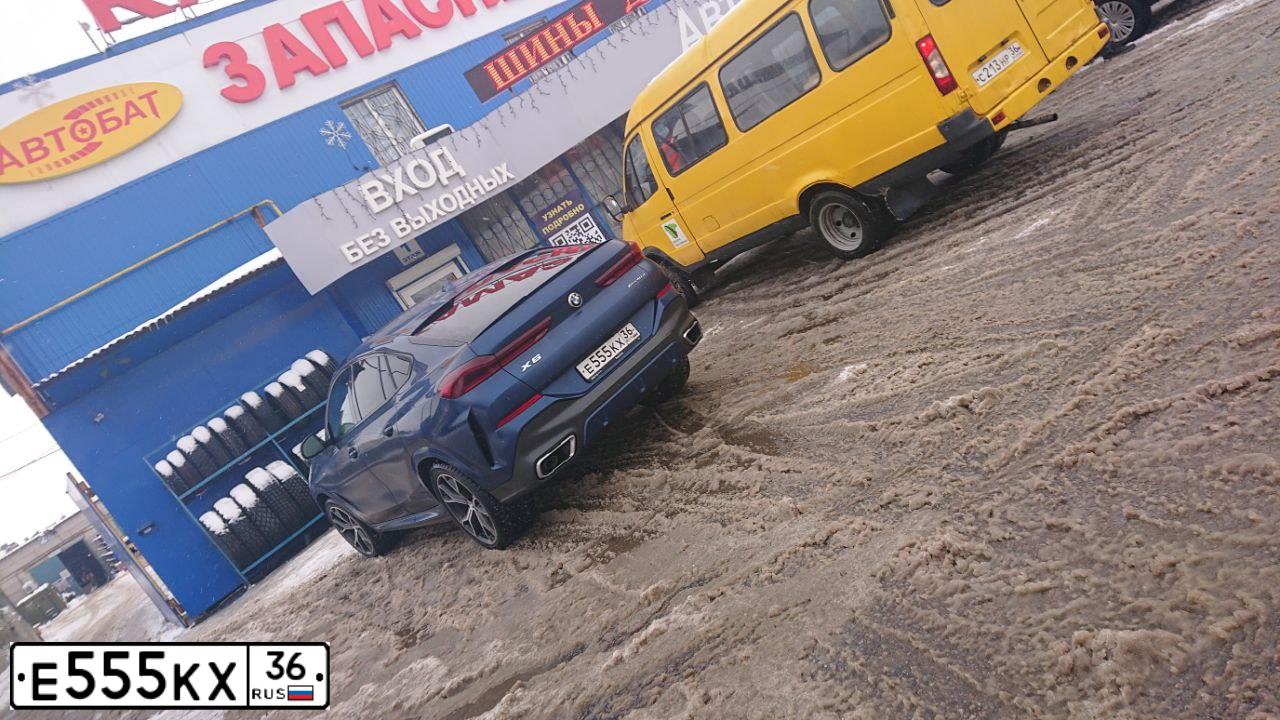 Фото автомобиля MITSUBISHI PAJERO, 2008 — госномер Е555КХ36. Цвет: ЧЕРНЫЙ