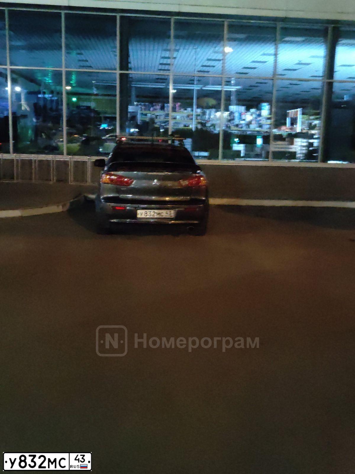 Фото автомобиля MITSUBISHI LANCER, 2008 — госномер У832МС43. Цвет: СЕРЫЙ