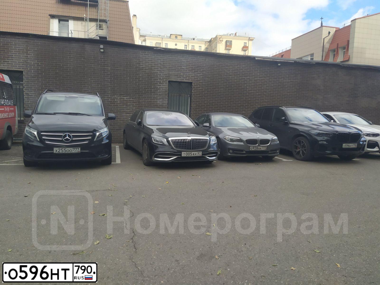Фото автомобиля BMW X5 XDRIVE40I, 2021 — госномер О596НТ790. Цвет: ЧЕРНЫЙ