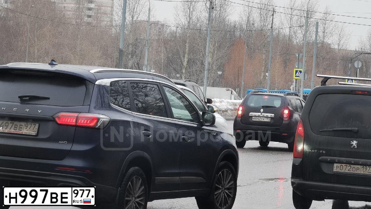 Фото автомобиля TOYOTA LANDCRUISER 200, 2015 — госномер Н997ВЕ977. Цвет: Белый