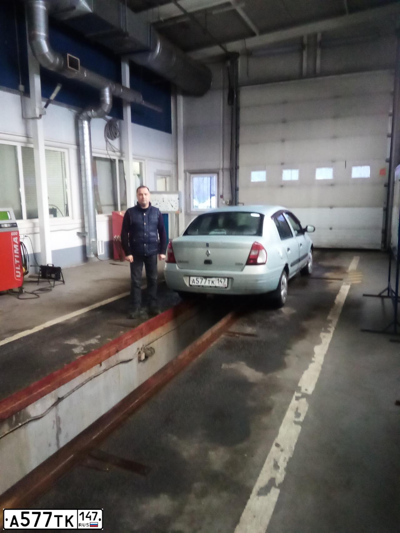 Фото автомобиля RENAULT CLIO, 2001 — госномер А577ТК147. Цвет: Светло-Серо-Голубой