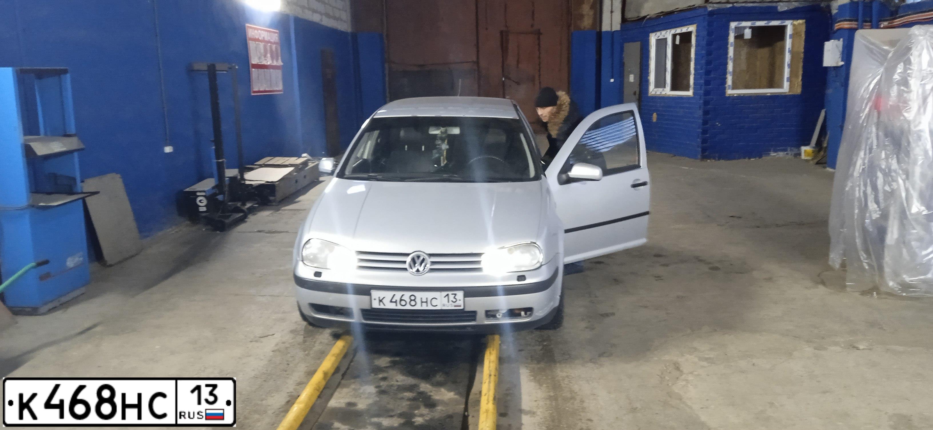 Фото автомобиля VOLKSWAGEN GOLF, 2000 — госномер В909АС90. Цвет: СЕРЫЙ (БЕЛЫЙ)