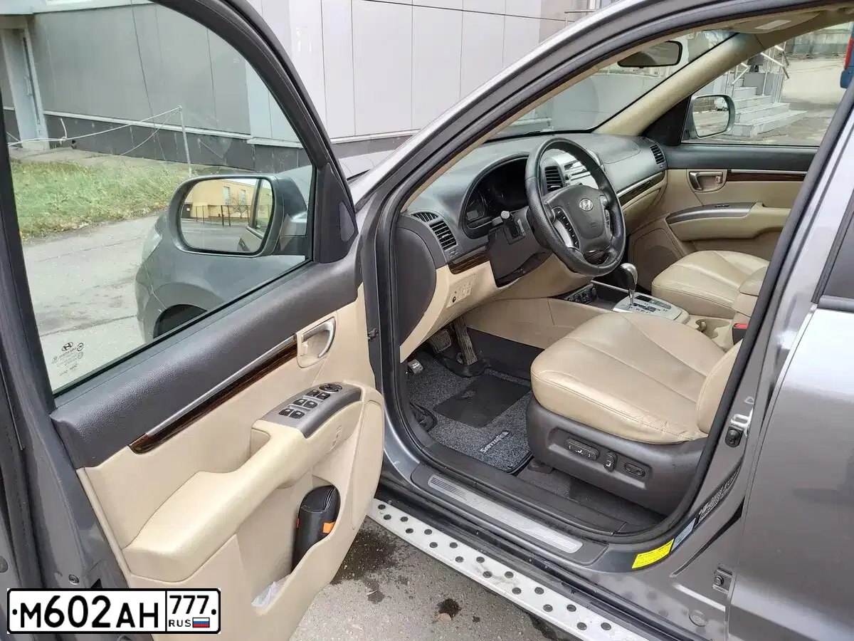 Фото автомобиля HYUNDAI SANTA FE, 2011 — госномер Р504ЕН32. Цвет: СЕРЫЙ