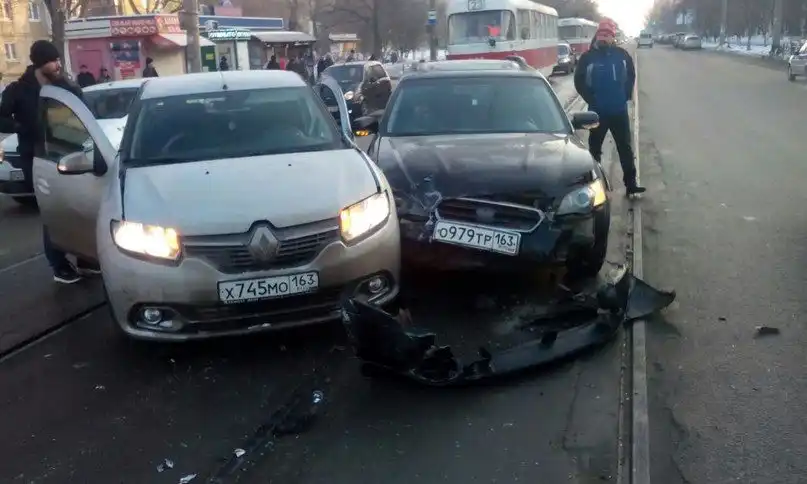 Фото автомобиля RENAULT LOGAN, 2016 — госномер Р142РУ33. Цвет: СВЕТЛО-СЕРЫЙ